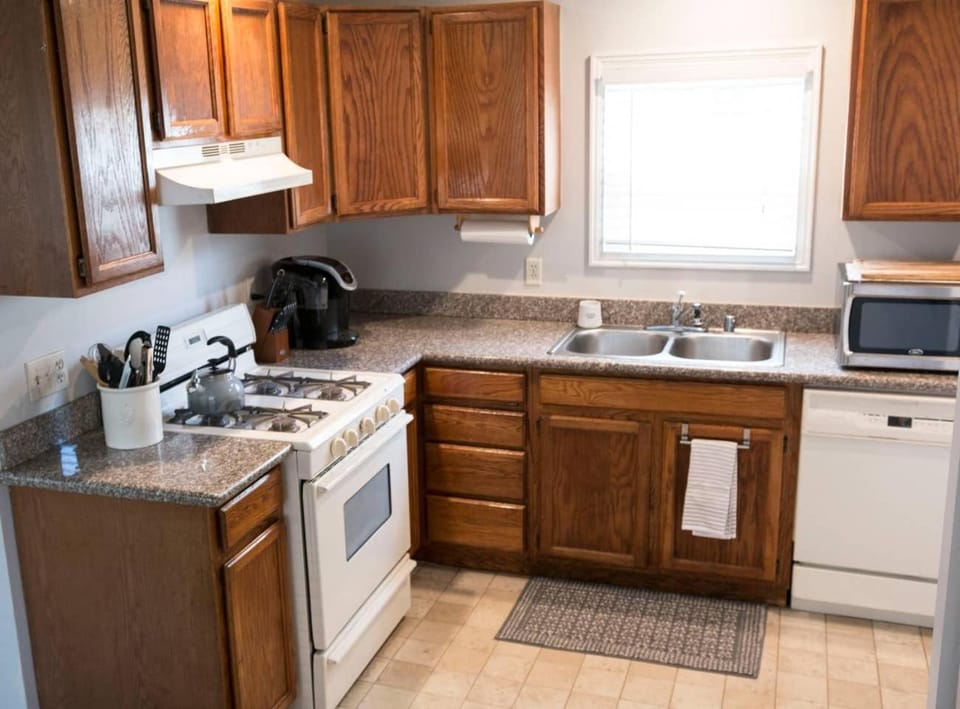 West End Neighborhood Cottage House in Santa Rosa