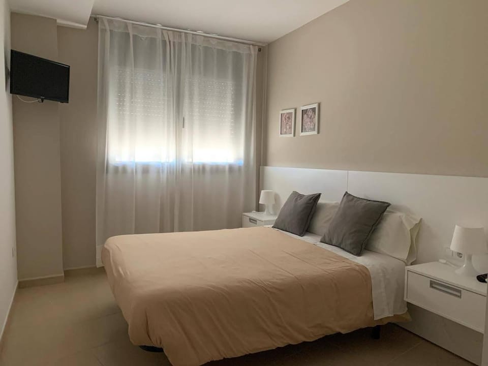 Bed, TV and multimedia, Photo of the whole room