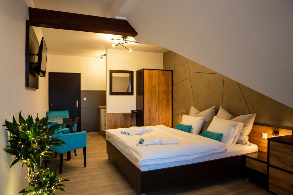 Bed, TV and multimedia, Photo of the whole room, Bedroom, towels, wardrobe