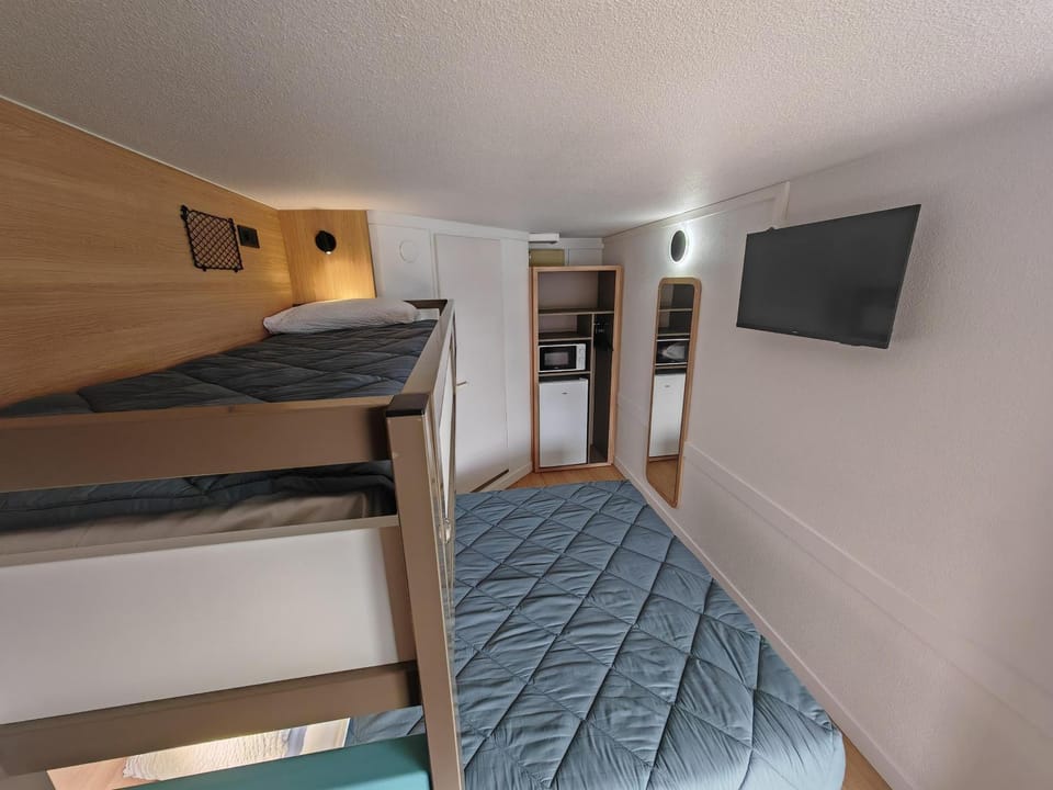 Bed, TV and multimedia, Photo of the whole room, Bedroom, bunk bed