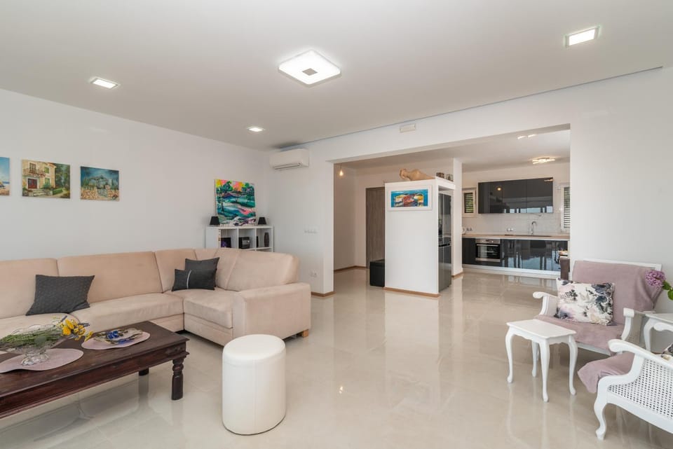 Kitchen or kitchenette, Living room, Seating area