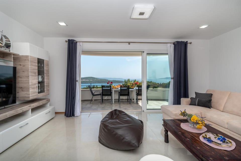 Balcony/Terrace, Living room, Seating area, Sea view