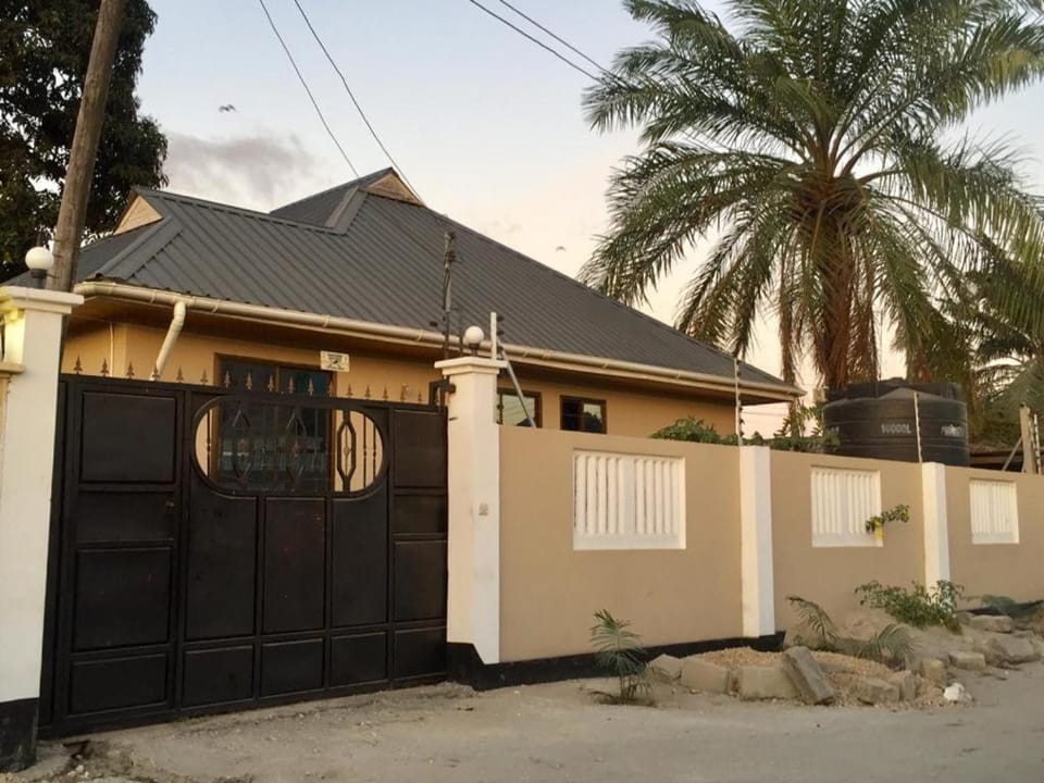 Jfour comfort zone hostel Apartment in City of Dar es Salaam