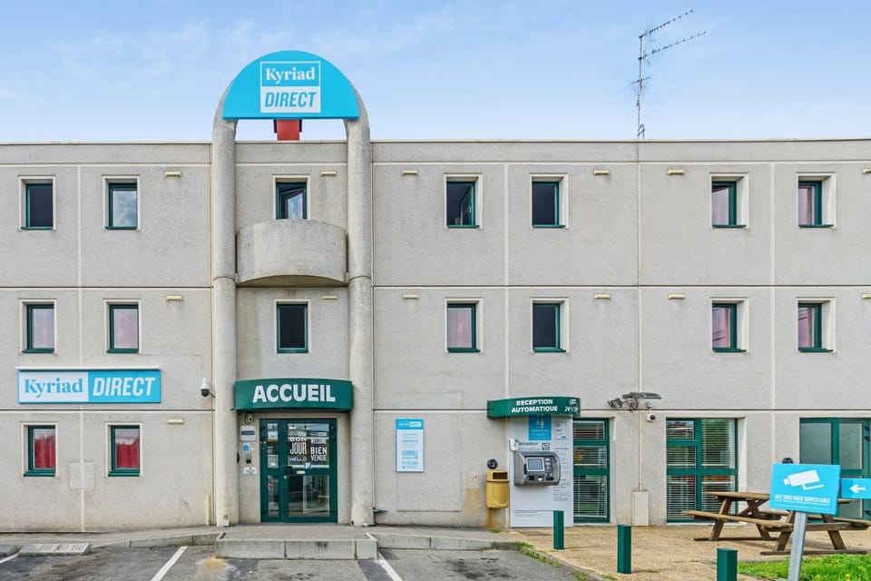 Property building, Facade/entrance, vending machine
