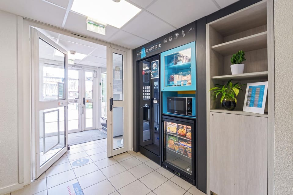 Facade/entrance, Lobby or reception, minibar, vending machine