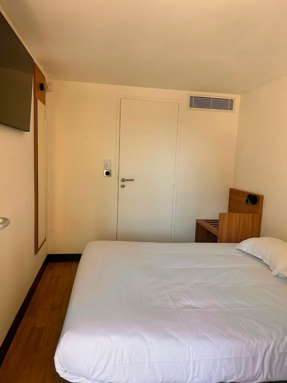 Bed, TV and multimedia, Bedroom