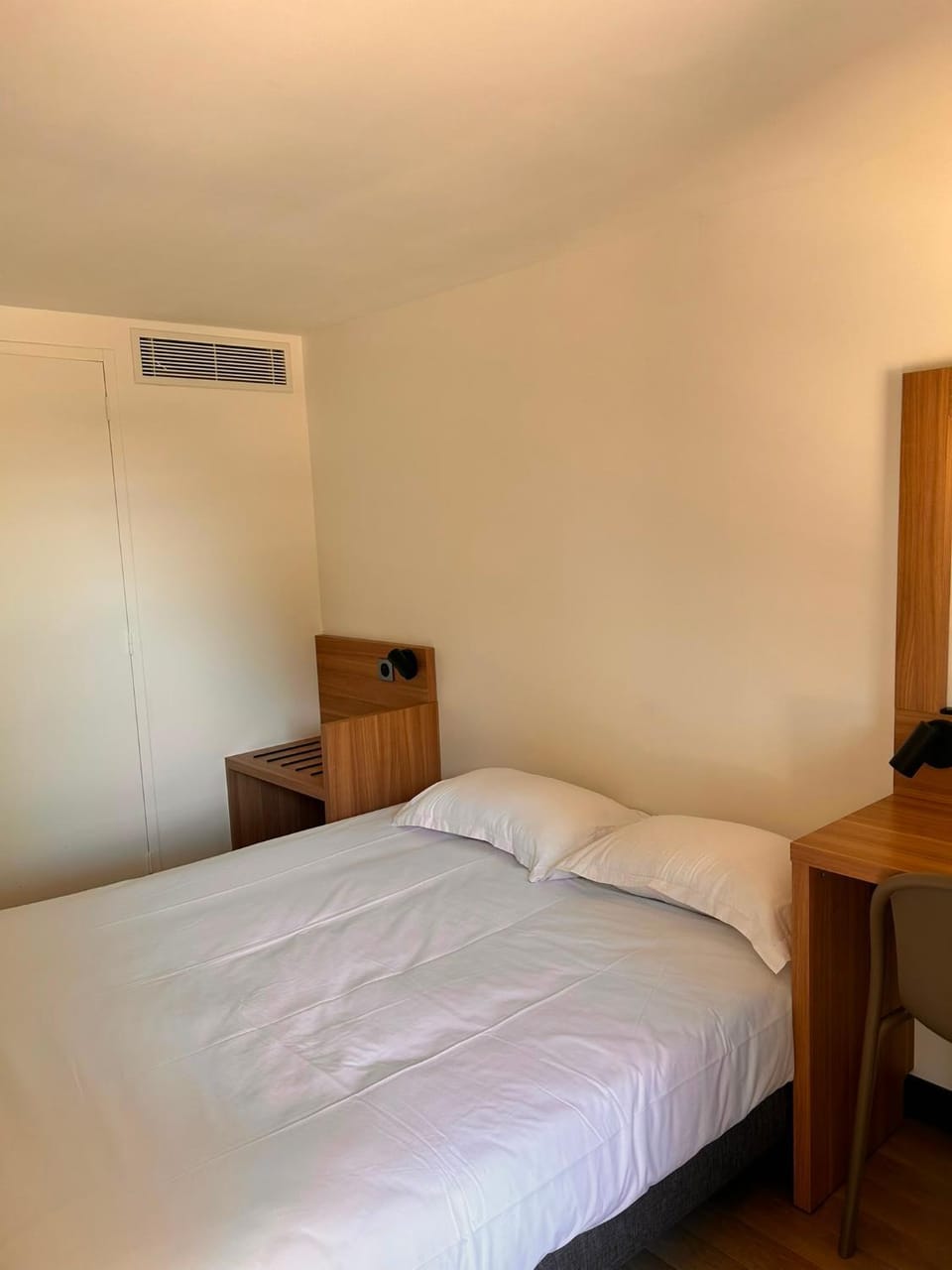 Bed, air conditioner