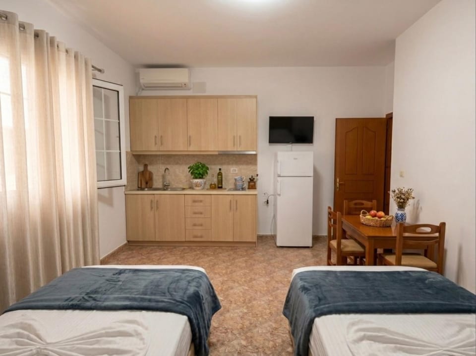Bed, TV and multimedia, Kitchen or kitchenette, Dining area, Bedroom, air conditioner