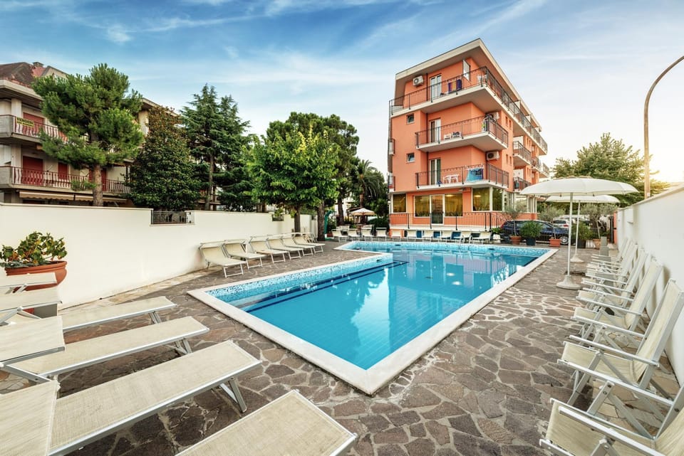 Property building, Day, Swimming pool