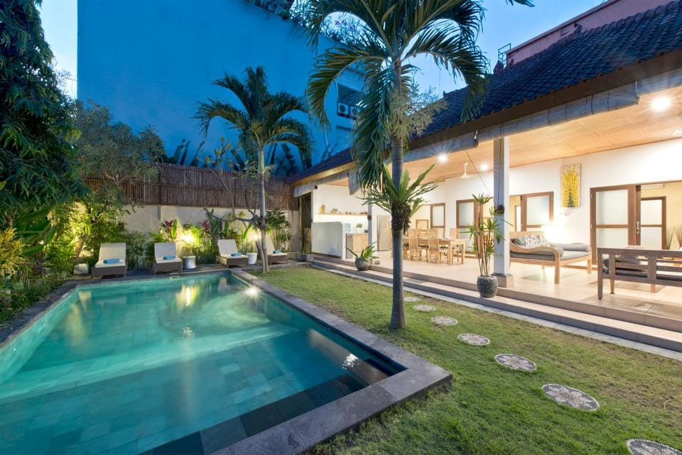 Property building, Night, Garden, Garden view, Pool view, Swimming pool, Swimming pool, sunbed