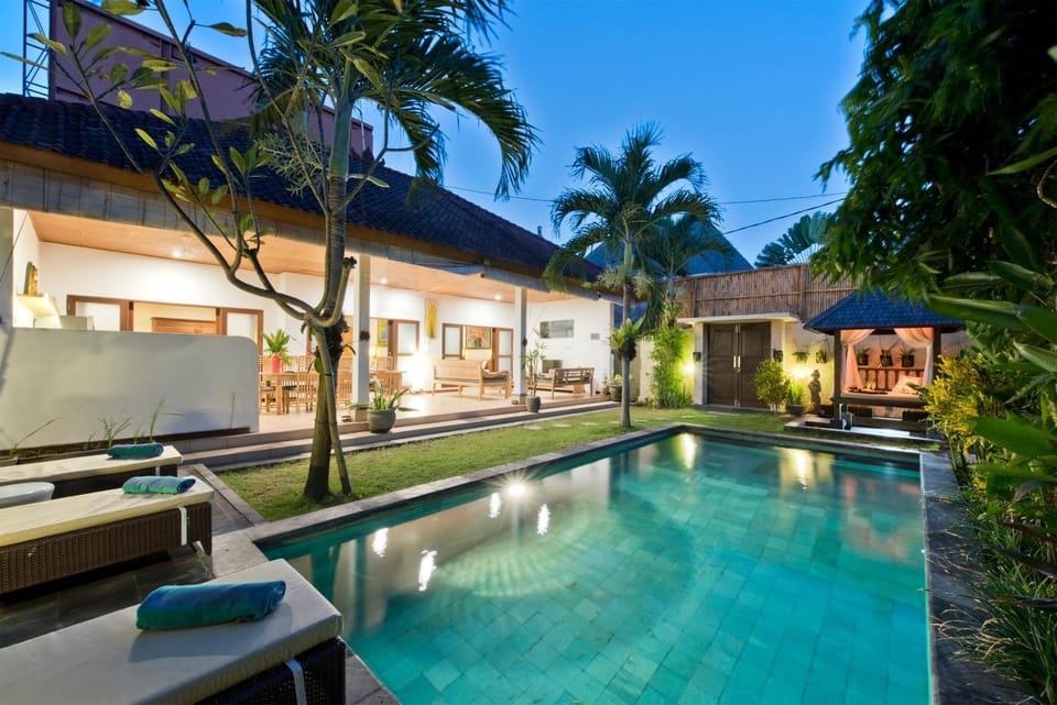 Property building, Patio, Night, Garden, Garden view, Pool view, Swimming pool, Swimming pool, sunbed