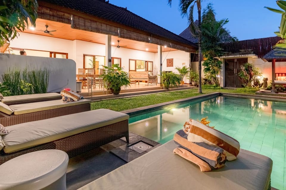 Property building, Patio, Night, Natural landscape, Garden, Living room, Seating area, Garden view, Pool view, Swimming pool, sunbed