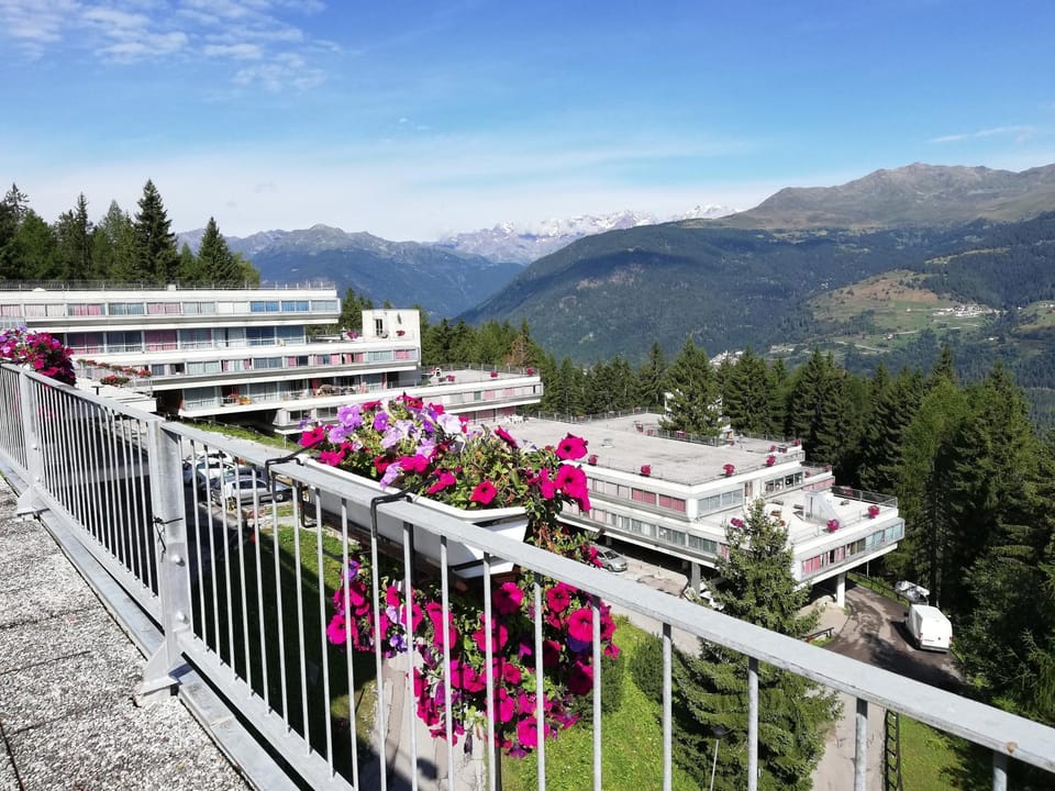 Property building, Facade/entrance, Day, Summer, Balcony/Terrace, Balcony/Terrace, On site, Mountain view