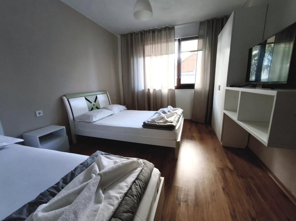 Bed, TV and multimedia, View (from property/room), Photo of the whole room, Bedroom, Garden view, internet, towels, wardrobe