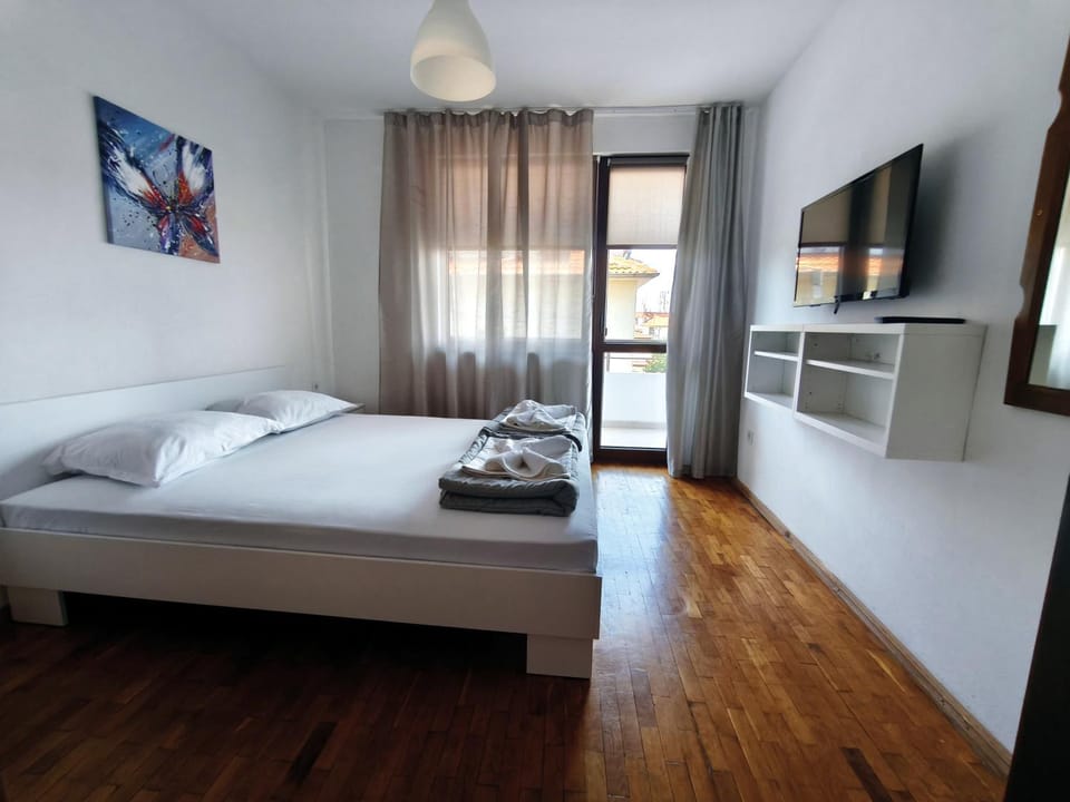Coffee/tea facilities, Kitchen or kitchenette, Dining area, Garden view, internet, microwave, minibar, stove, kitchen