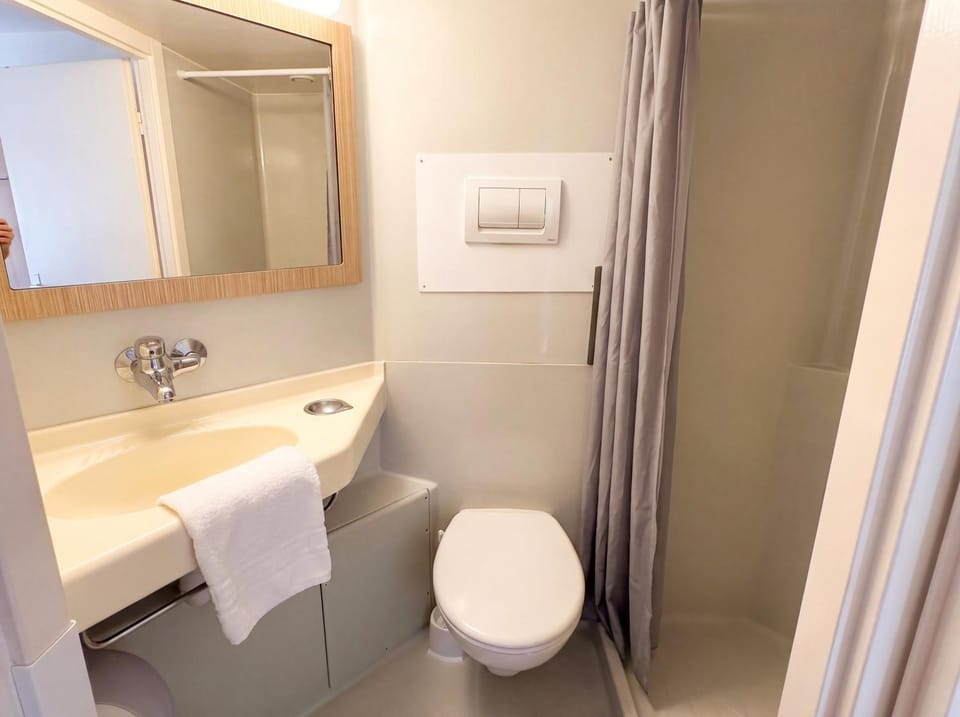 Shower, Toilet