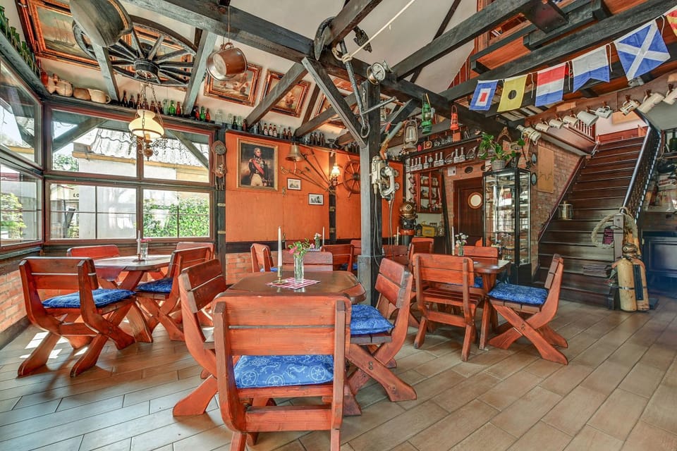 Restaurant/places to eat, Lounge or bar