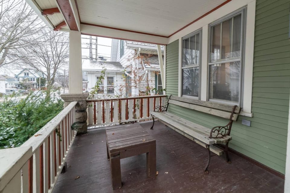 Facade/entrance, Balcony/Terrace