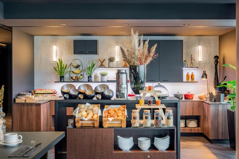 Restaurant/places to eat, Coffee/tea facilities, Food and drinks, Dining area, Breakfast, Drinks
