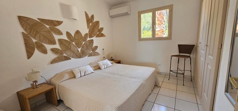 Photo of the whole room, Bedroom