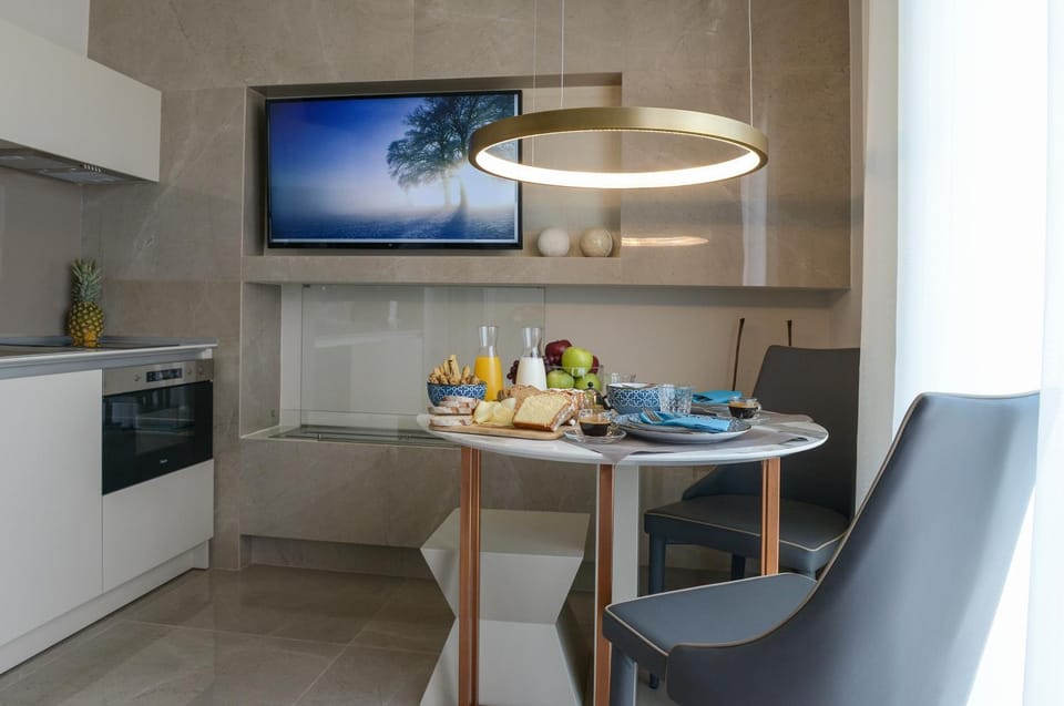 Food and drinks, Dining area, Food, Breakfast, Continental breakfast