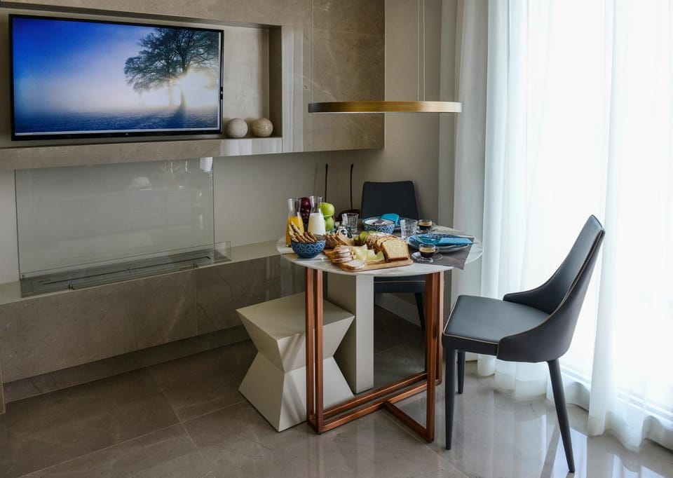 Food and drinks, Dining area, Food, Breakfast, Continental breakfast