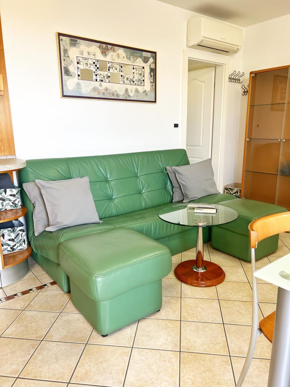 Living room, Seating area, air conditioner
