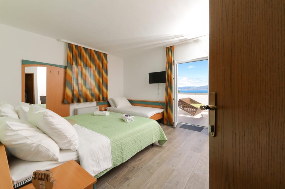 Photo of the whole room, Sea view