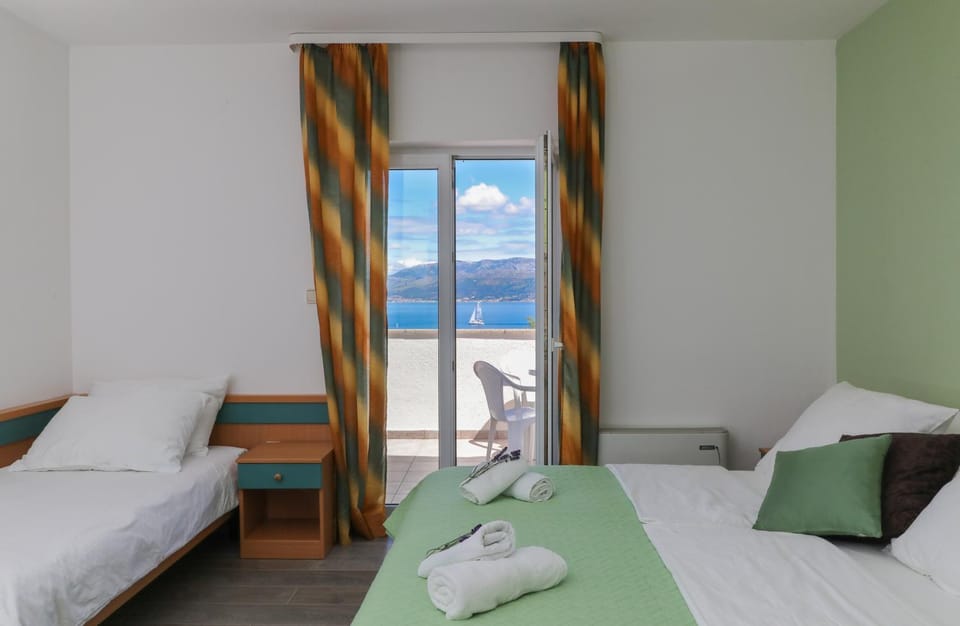 Photo of the whole room, Sea view