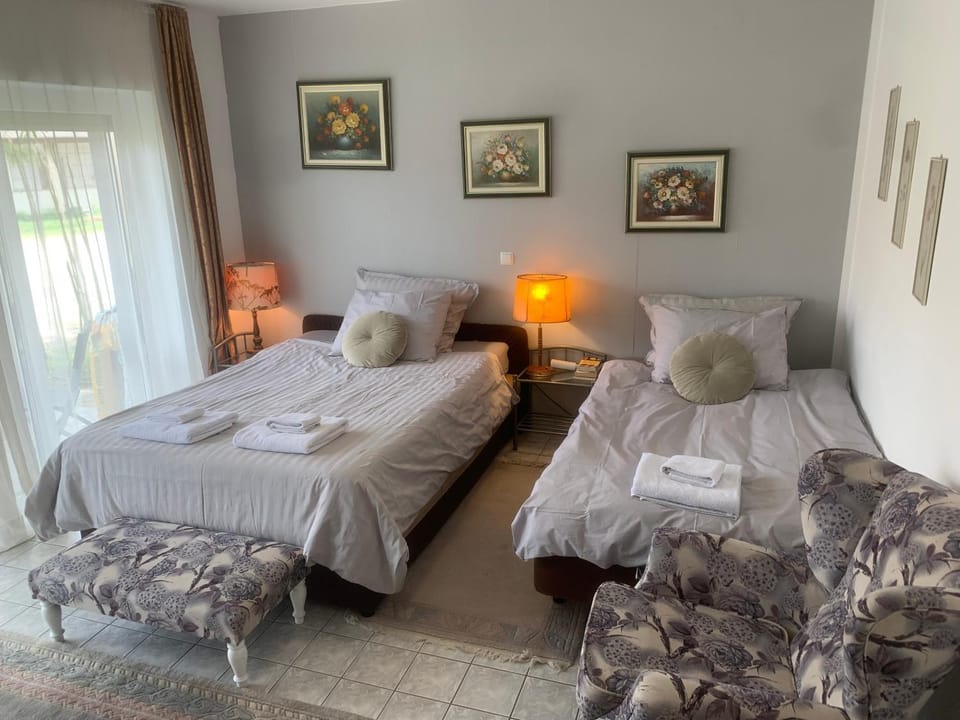 Bed, Bedroom, towels