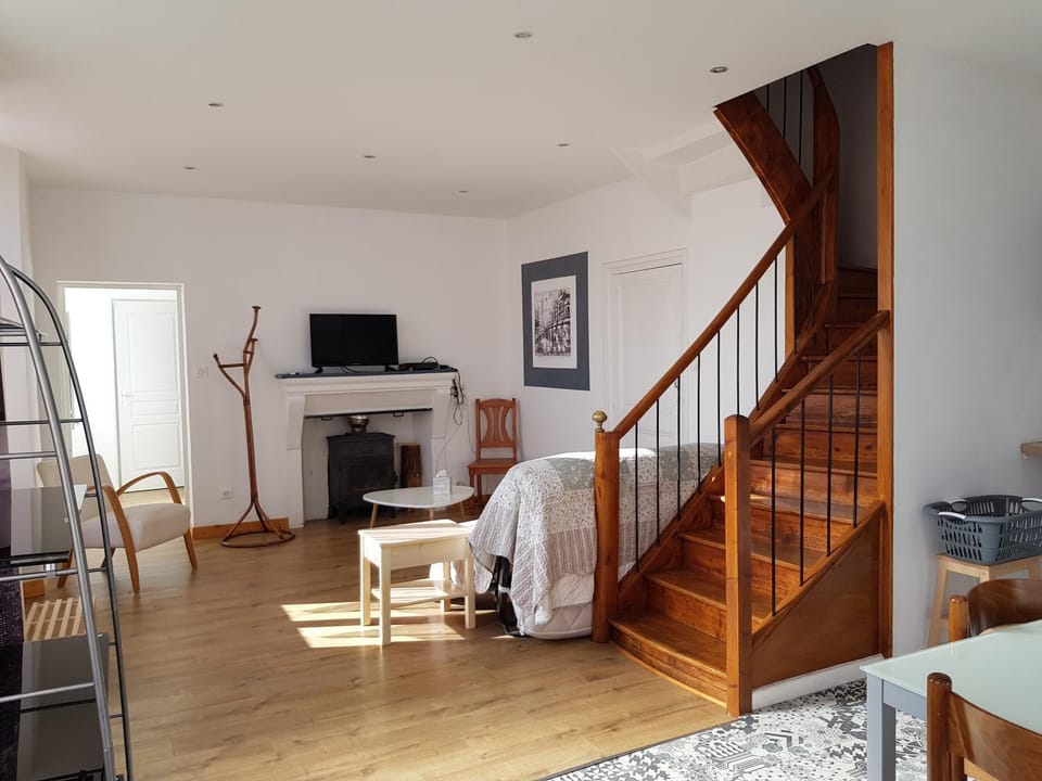 Communal lounge/ TV room, TV and multimedia, Living room, Seating area, Dining area