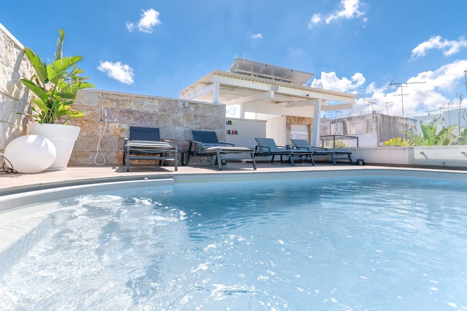 Swimming pool, sunbed