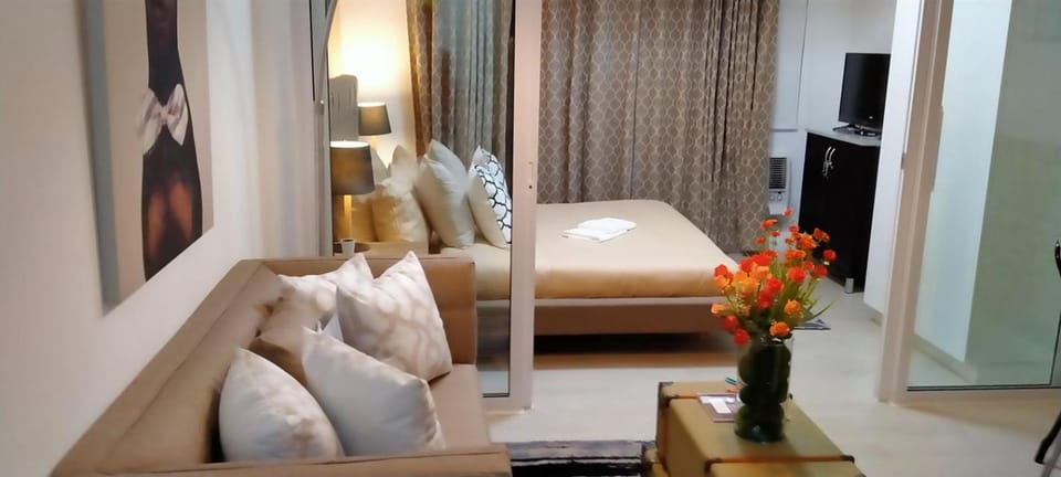 AZURE Urban Resort Residences 1BR Condo with huge wavepool & man-made beach near Airport Apartment in Paranaque