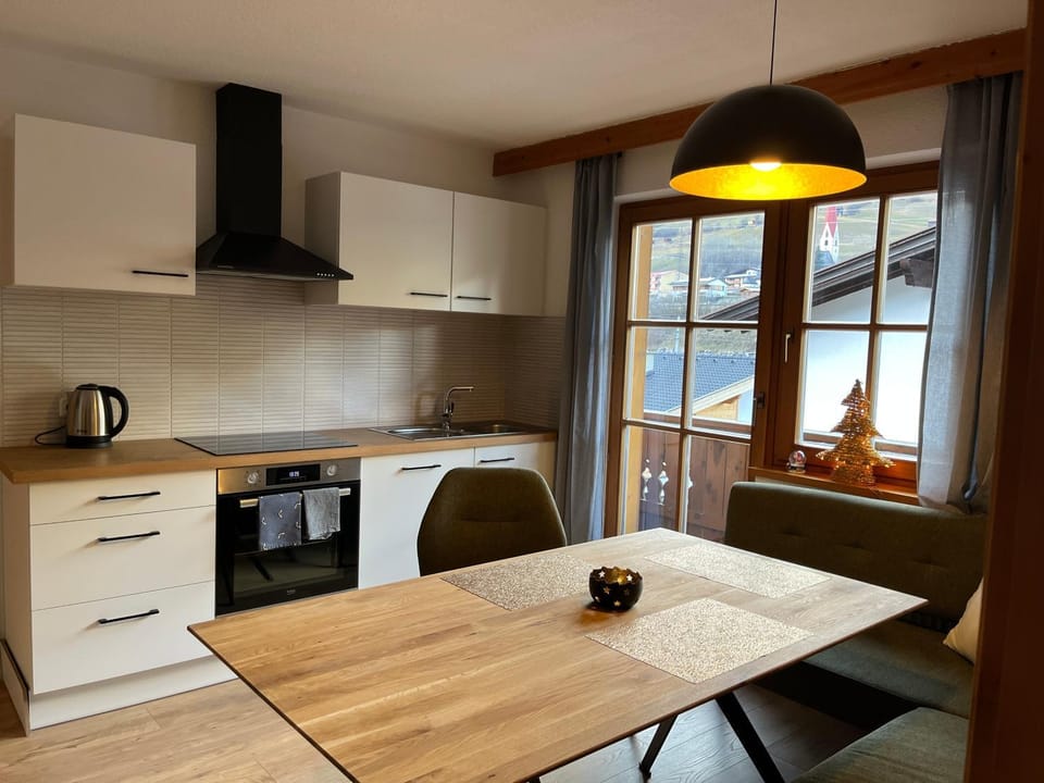 Kitchen or kitchenette, Dining area, oven, stove