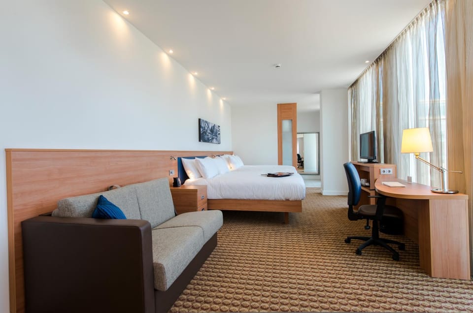 Bed, TV and multimedia, Bedroom