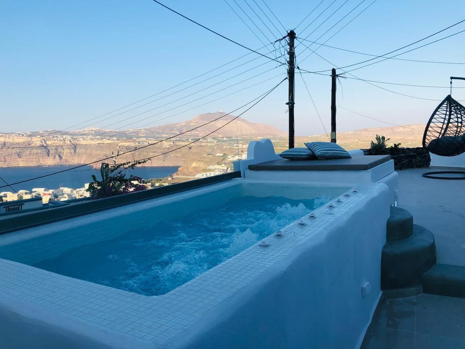 Marann Cave Apartment in Santorini