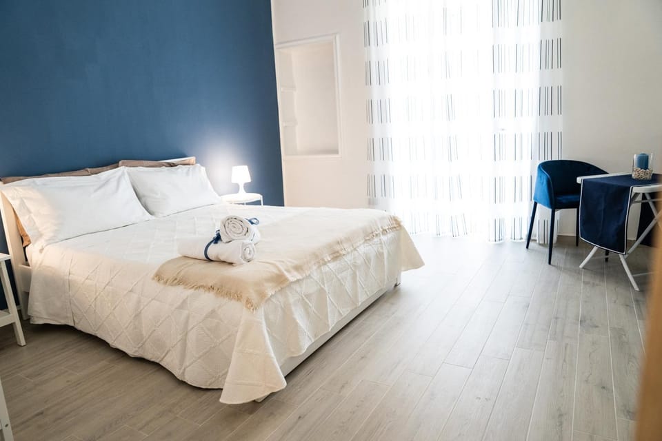 Bed, Photo of the whole room, Decorative detail, Bedroom