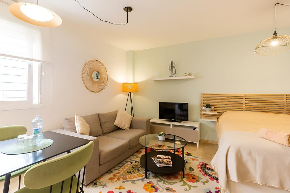 TV and multimedia, Living room, Photo of the whole room, Seating area, Dining area