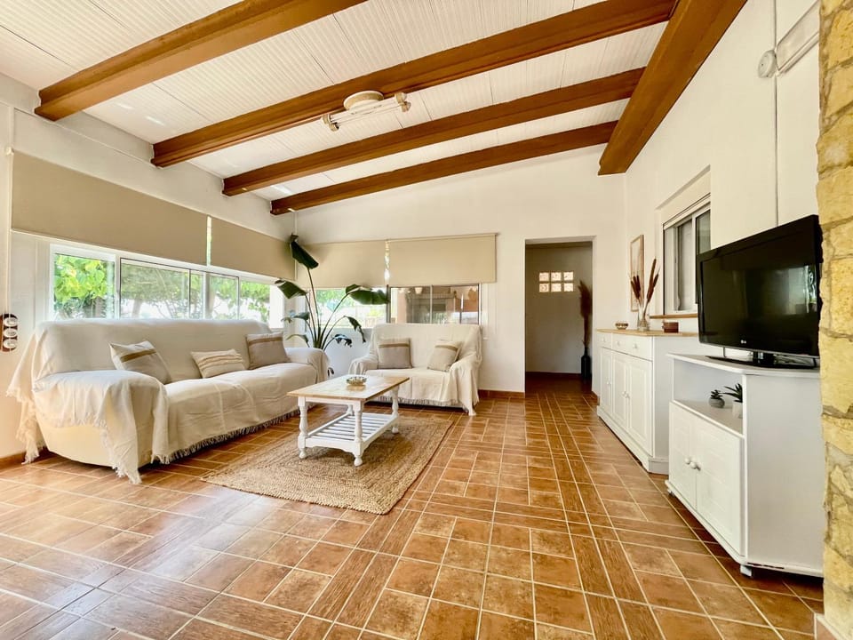 Communal lounge/ TV room, TV and multimedia, Living room, Seating area, Dining area, pet friendly