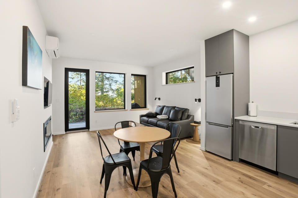 Kitchen or kitchenette, Living room, Seating area