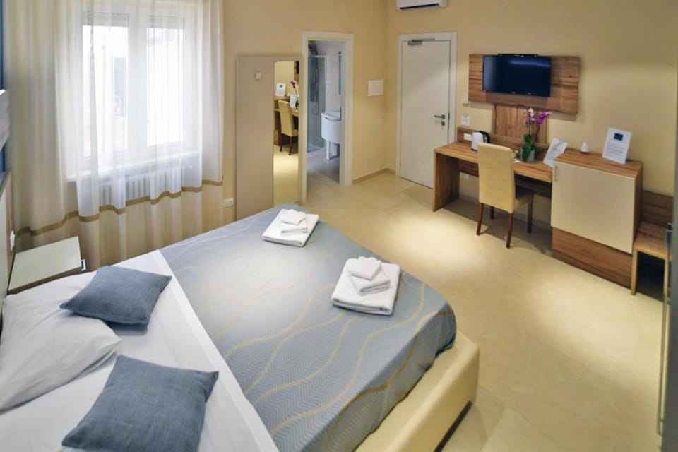 Bed, Bathroom, TV and multimedia, Bedroom, heating, oven, towels, air conditioner