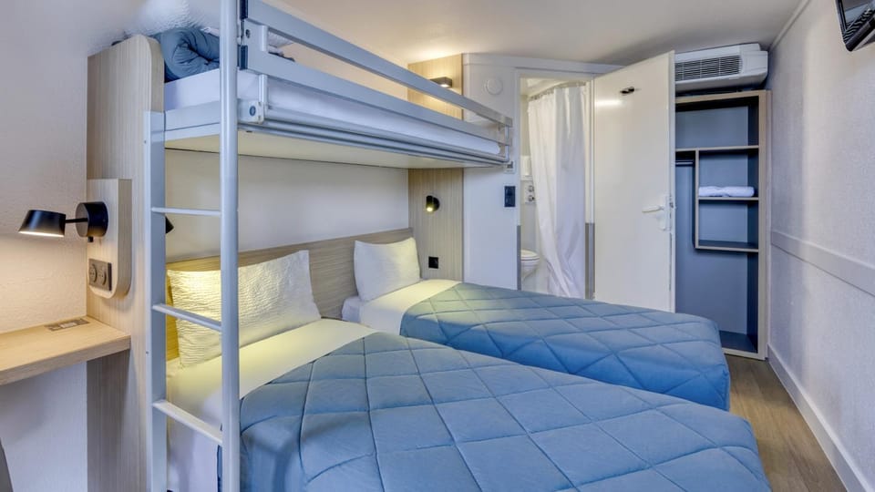 Bed, Photo of the whole room, Bedroom, bunk bed, wardrobe, air conditioner