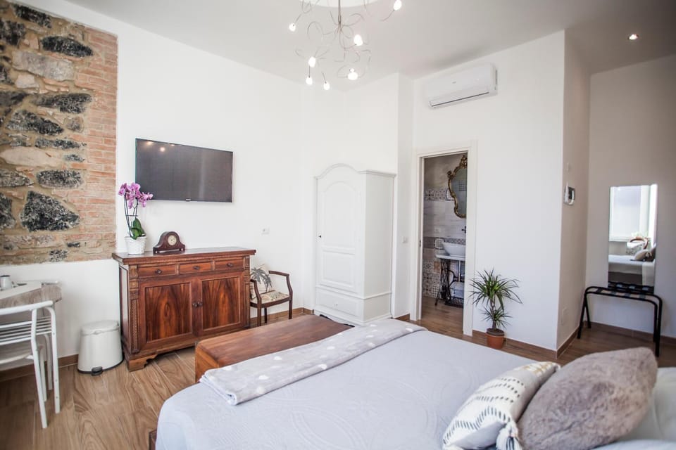 Bed, TV and multimedia, Photo of the whole room, Evening entertainment, Bedroom, hair dresser, wardrobe, air conditioner
