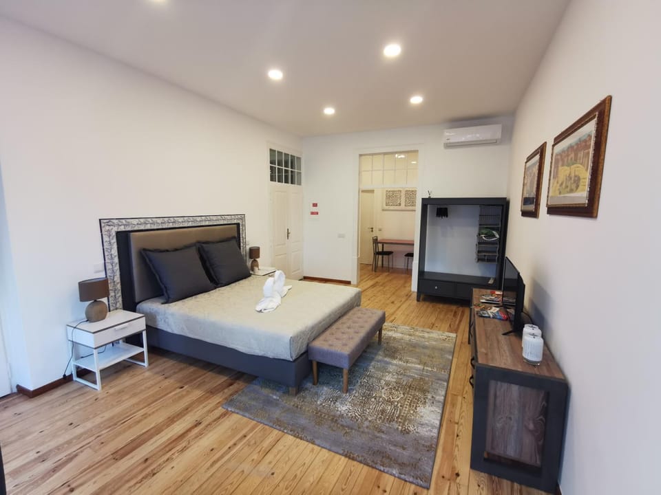 Bed, TV and multimedia, Kitchen or kitchenette, Bedroom, flat iron