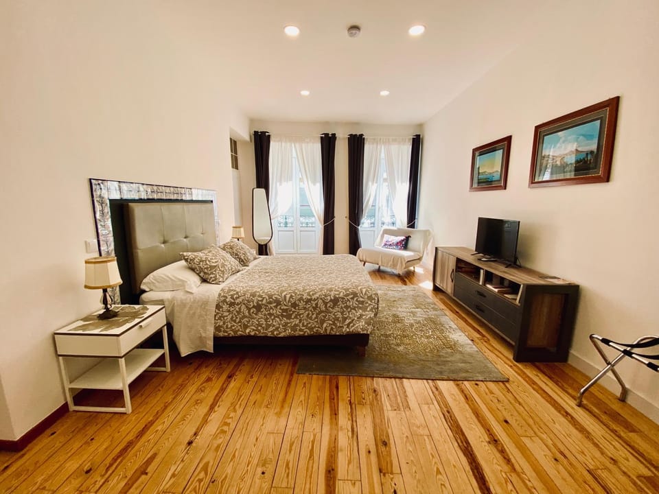 Bed, TV and multimedia, Bedroom
