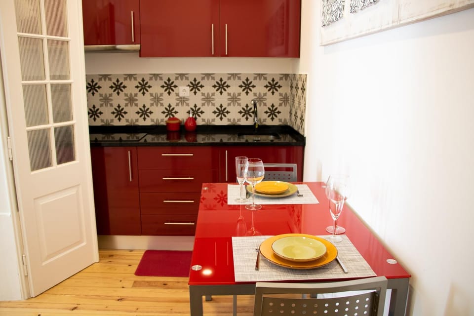 Kitchen or kitchenette, Dining area, minibar, stove