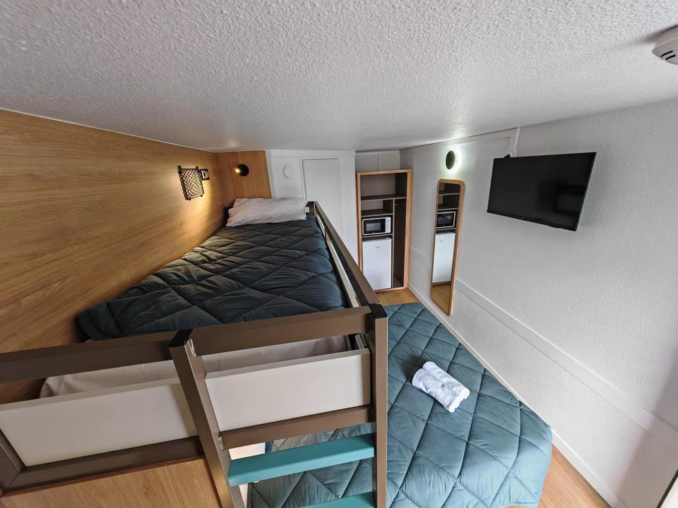 Bed, TV and multimedia, Photo of the whole room, Bedroom