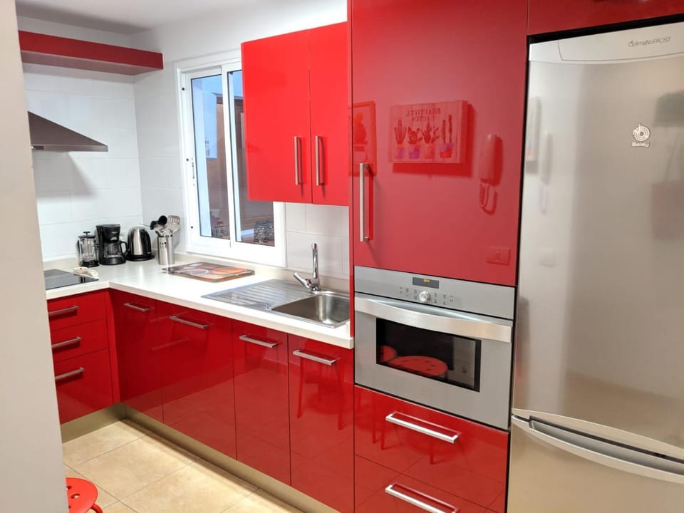Coffee/tea facilities, Kitchen or kitchenette, oven, stove