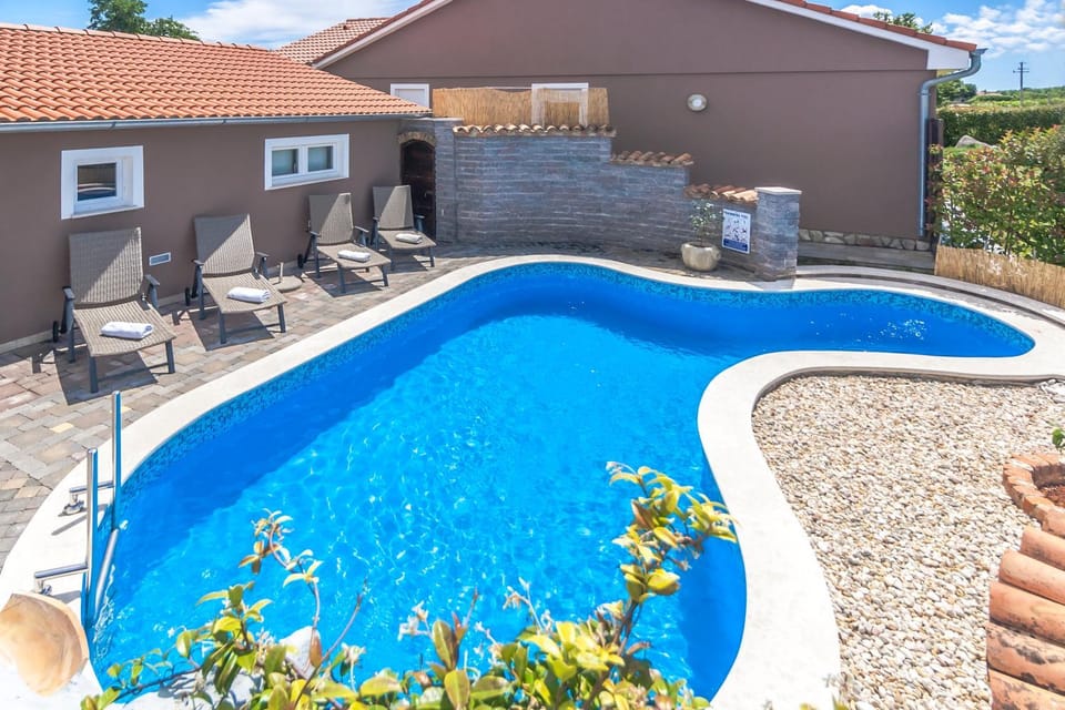 Patio, Facade/entrance, Day, Summer, Garden, Balcony/Terrace, On site, Swimming pool
