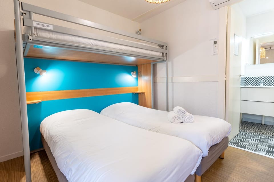 Bed, Photo of the whole room, Bedroom, bunk bed, air conditioner